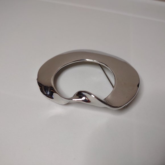 Silver Tone Round Twisted Metal Brooch - Picture 2 of 10